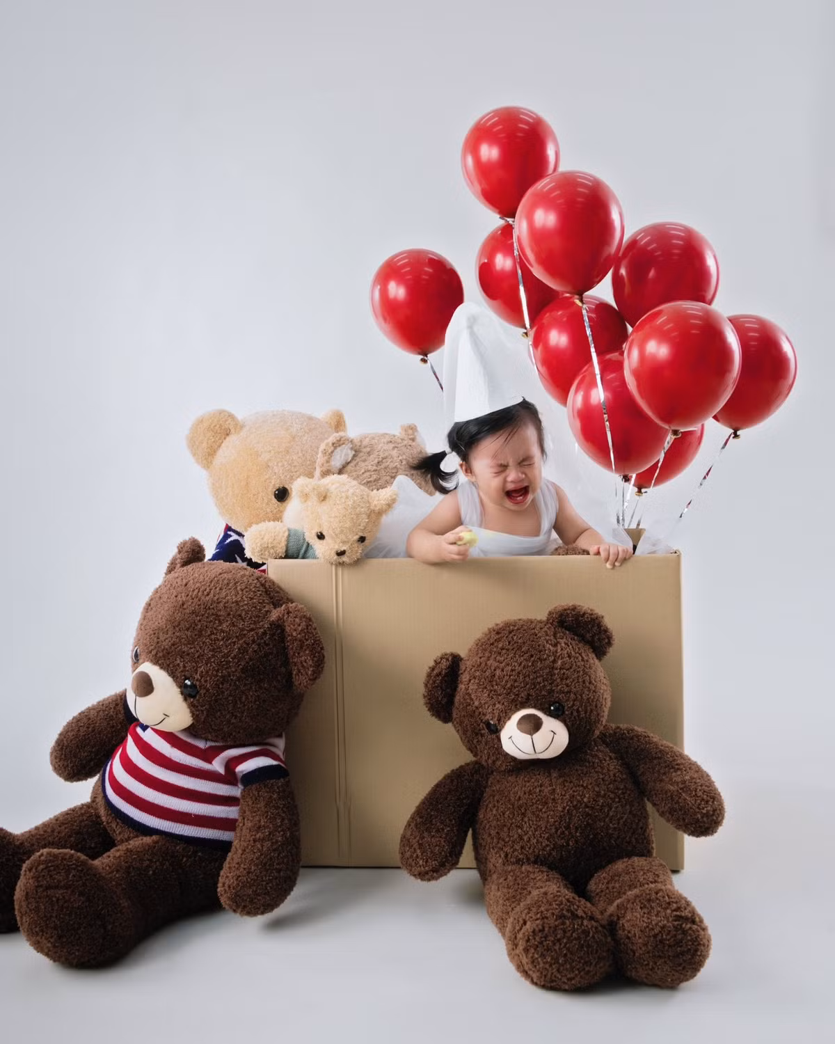 Hannie không ít lần òa khóc khi chụp ảnh kỷ niệm. Ảnh: FB Winnie Hannie.