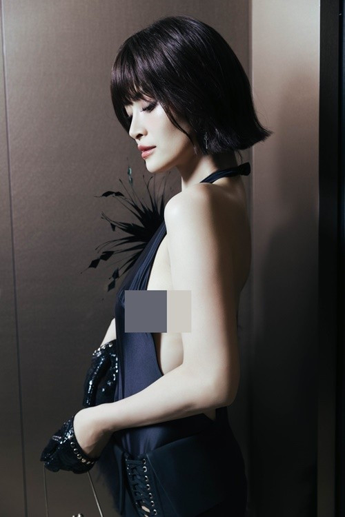 Đông Nhi lần hiếm hoi khoe vòng một táo bạo. Ảnh: FB Đông Nhi.