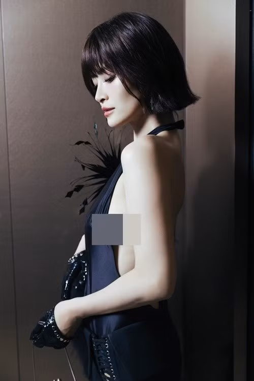 Đông Nhi lần hiếm hoi khoe vòng một táo bạo. Ảnh: FB Đông Nhi.