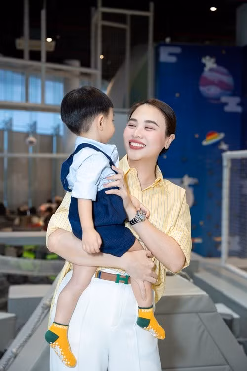 Nữ ca sĩ vừa úp mở sinh thêm con cho Cường Đô la. "Sao mà mê cái cục ghiền này quá. Chị ba Suchin mê em Sutin vì dễ thương quá suốt ngày xin mẹ đẻ thêm em cho con … làm sao giờ cô chú ơi", Đàm Thu Trang viết. Ảnh: Instagram Đàm Thu Trang.