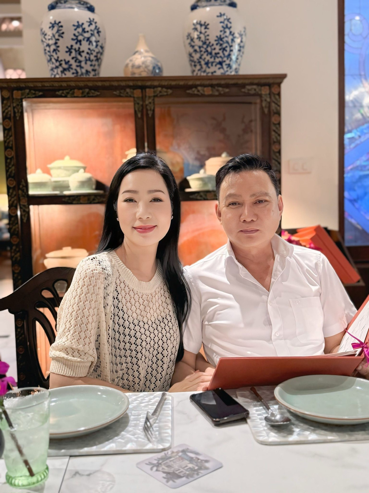 Vào sinh nhật, doanh nhân Trấn Phương nhận lời ngọt ngào từ NSND Trịnh Kim Chi như lúc mới yêu.