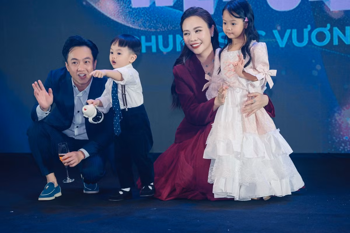 Ít ngày trước, các nhóc tì nhà Đàm Thu Trang - Cường Đô La xuất hiện bên bố mẹ trong một bữa tiệc cuối năm. Ảnh: FB Đàm Thu Trang.