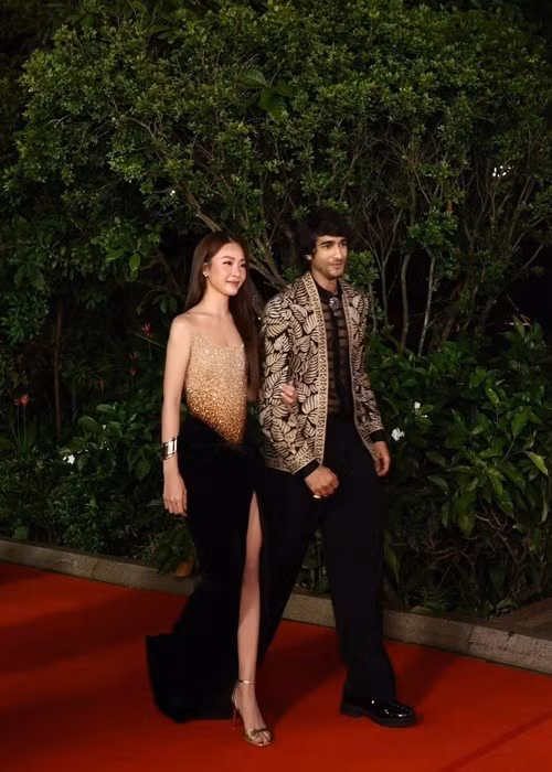 Khả Ngân và Shantanu Maheshwari ăn mặc đồng điệu. Ảnh: FB Khả Ngân.