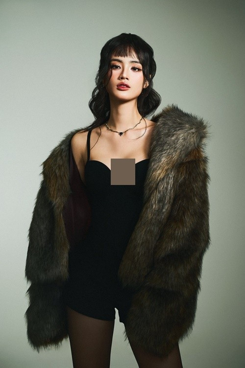 Người đẹp ưu tiên các thiết kế có khoảng hở tinh tế ở eo hoặc lưng, khéo léo tôn đường cong nhưng vẫn giữ sự chừng mực. Lối trang điểm tông đất nhẹ nhàng, kết hợp trang sức tối giản, giúp tổng thể trở nên hài hòa và hiện đại.