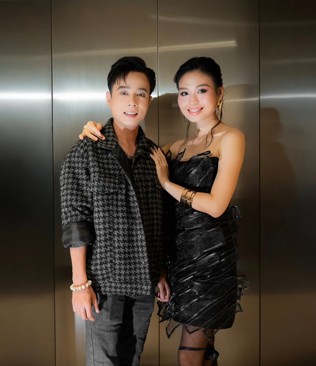 "Vì tính của Lộc và Dũng sống rất bình yên, không muốn làm rầm rộ. Tôi cũng khuyên 2 đứa đám cưới, có mẹ phụ thêm cho đừng lo. Nhưng chắc không phải vì tiền mà 2 đứa muốn mọi chuyện diễn ra nhẹ nhàng, đăng ký kết hôn và ra chùa ra mắt vậy thôi chứ không muốn làm tiệc rình rang mời ai hết", Du Lịch TP HCM dẫn lời Lê Giang. Ảnh: FB Lê Lộc.