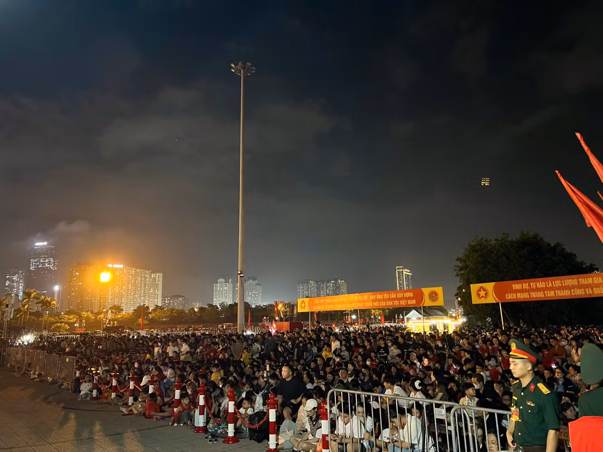 Tiết trời dễ chịu càng khiến người dân đổ về ngày một đông, không gian thêm náo nhiệt, rộn ràng.