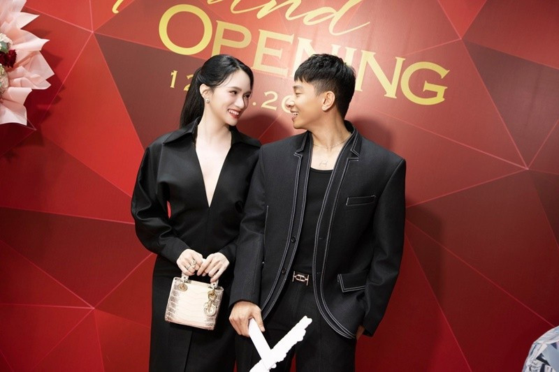 View - Phú Cường đăng ảnh tình tứ bên Hoa hậu Hương Giang | Báo Tri thức và Cuộc sống - TIN TỨC PHỔ BIẾN KIẾN THỨC 24H