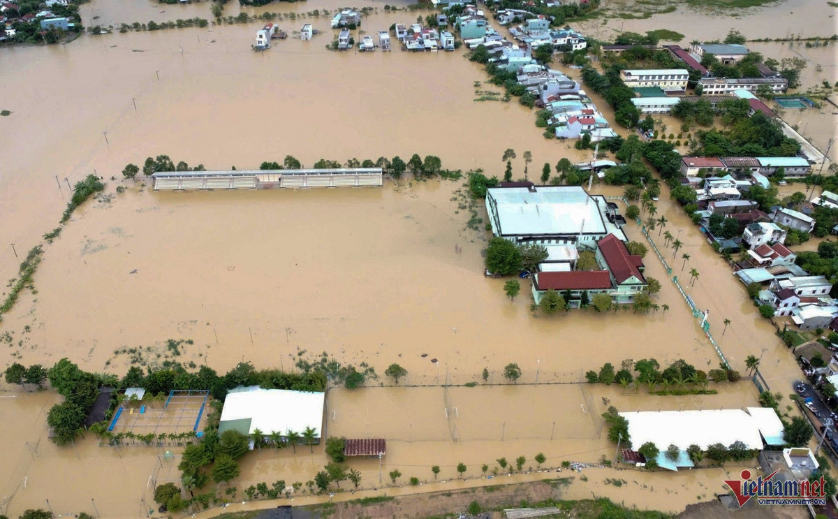 Sân vận động Hòa Vang cũng mênh mông nước lũ.