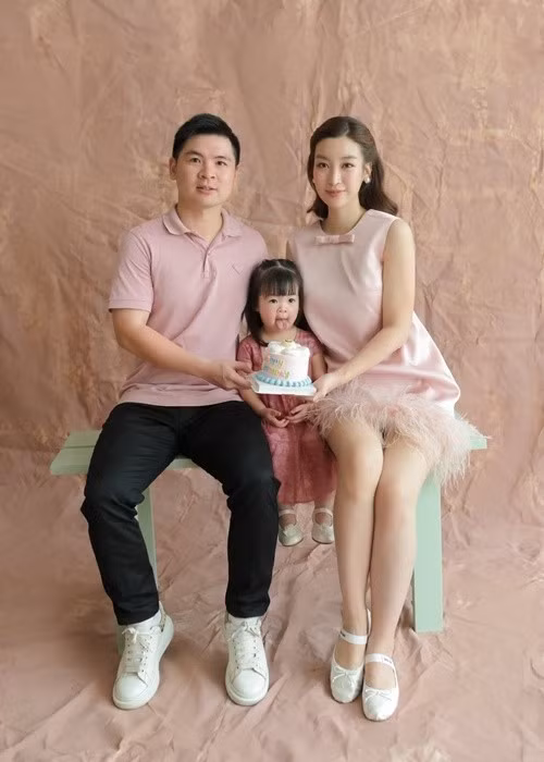 Bé Tuệ An - con gái của Hoa hậu Đỗ Mỹ Linh và thiếu gia Đỗ Vinh Quang tròn 2 tuổi. Ảnh: FB Đỗ Mỹ Linh.