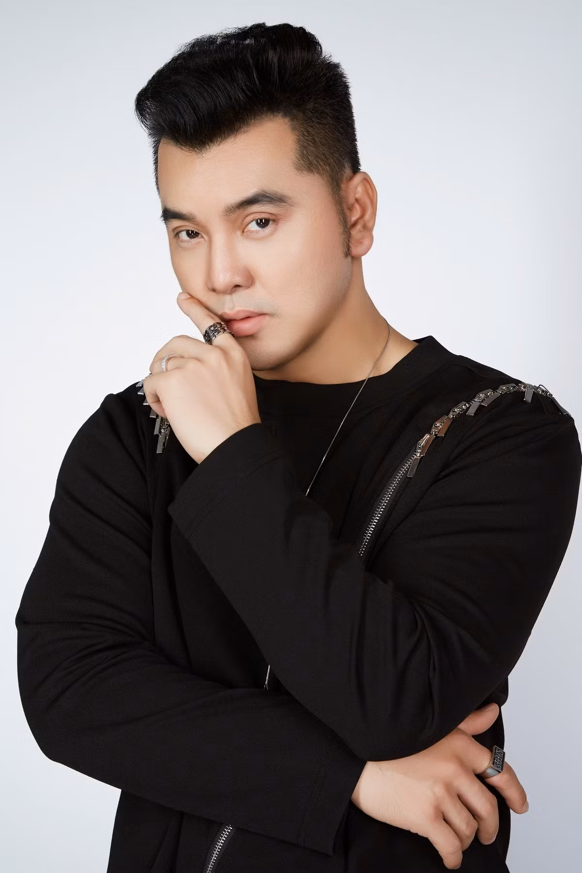 Trước đó, theo Znews, trong MV Anh em trước sau như một, xuất hiện hình ảnh logo của một trang web cá độ ở nhiều khung hình. Sau đó, Ưng Hoàng Phúc phủ nhận nghi vấn quảng bá cho trang web trên. Ảnh: FB Ưng Hoàng Phúc.