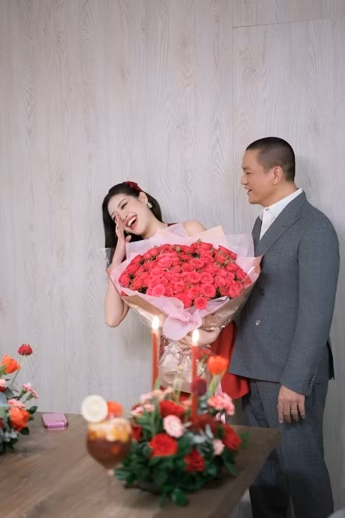 Khánh Vân chia sẻ cô thật sự bất ngờ và xúc động trước sự chu đáo của chồng.