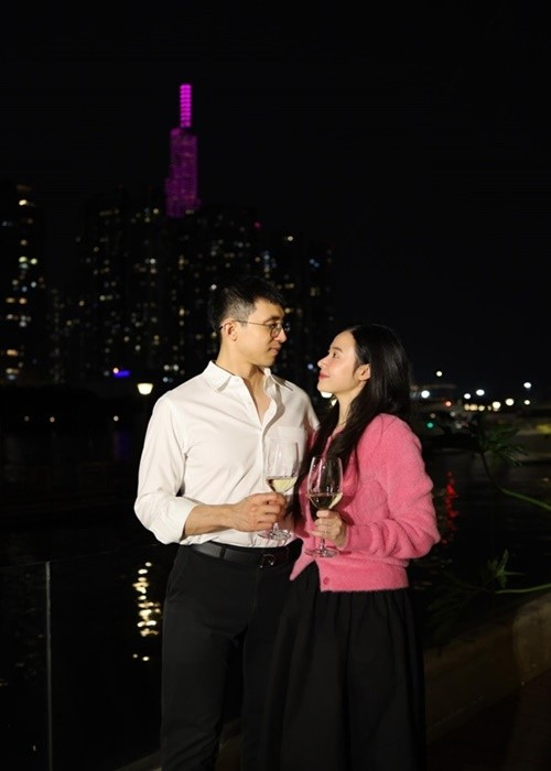 Không chỉ xuất hiện cùng nhau tại các sự kiện, Midu và Minh Đạt còn dành thời gian cho những chuyến đi riêng. Từ khung cảnh thành phố về đêm, những bữa tiệc ấm cúng đến các chuyến nghỉ dưỡng, cả hai thường dành cho nhau ánh nhìn trìu mến.