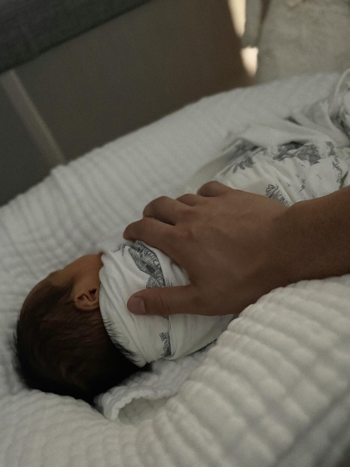 Chia sẻ về việc con chào đời, Huy Trần viết: "Chỉ một tiếng khóc thôi, tôi đã hiểu trọn vẹn ý nghĩa của đời mình — đó là yêu thương và chở che cho hai mẹ con đến khi thế giới ngừng quay". Ảnh: FB Huy Trần.