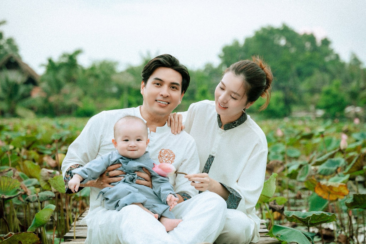Người mẫu Tuệ Như và ca sĩ Hồ Quang Hiếu đón con trai gia nhập tổ ấm vào tháng 1/2025. Ảnh: FB Tuệ Như.