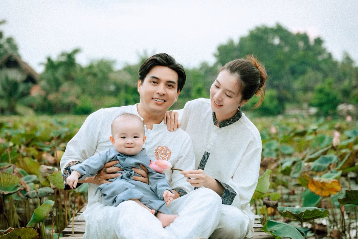 Người mẫu Tuệ Như và ca sĩ Hồ Quang Hiếu đón con trai gia nhập tổ ấm vào tháng 1/2025. Ảnh: FB Tuệ Như.