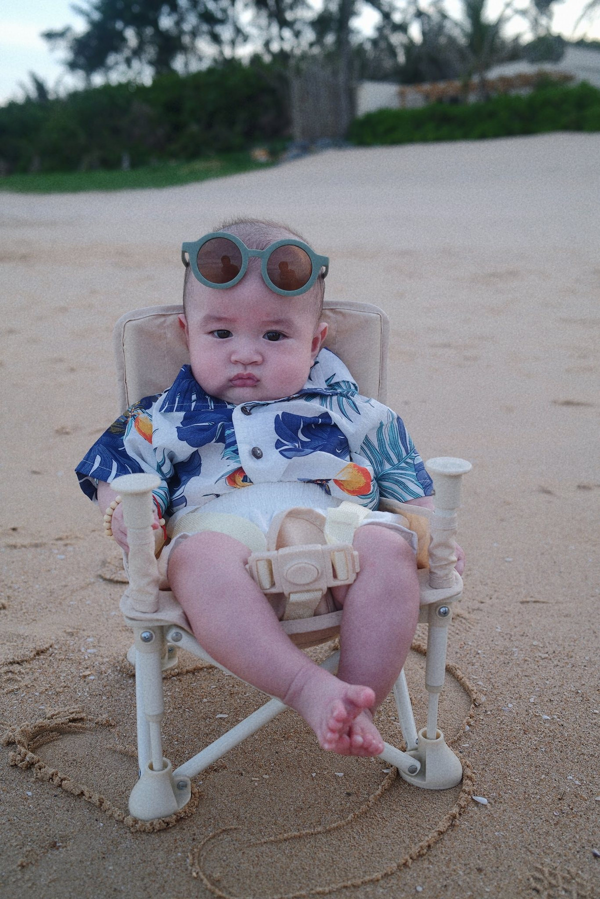 Biểu cảm hài hước của con trai Hồ Quang Hiếu khi đi biển. Ảnh: FB Tuệ Như.