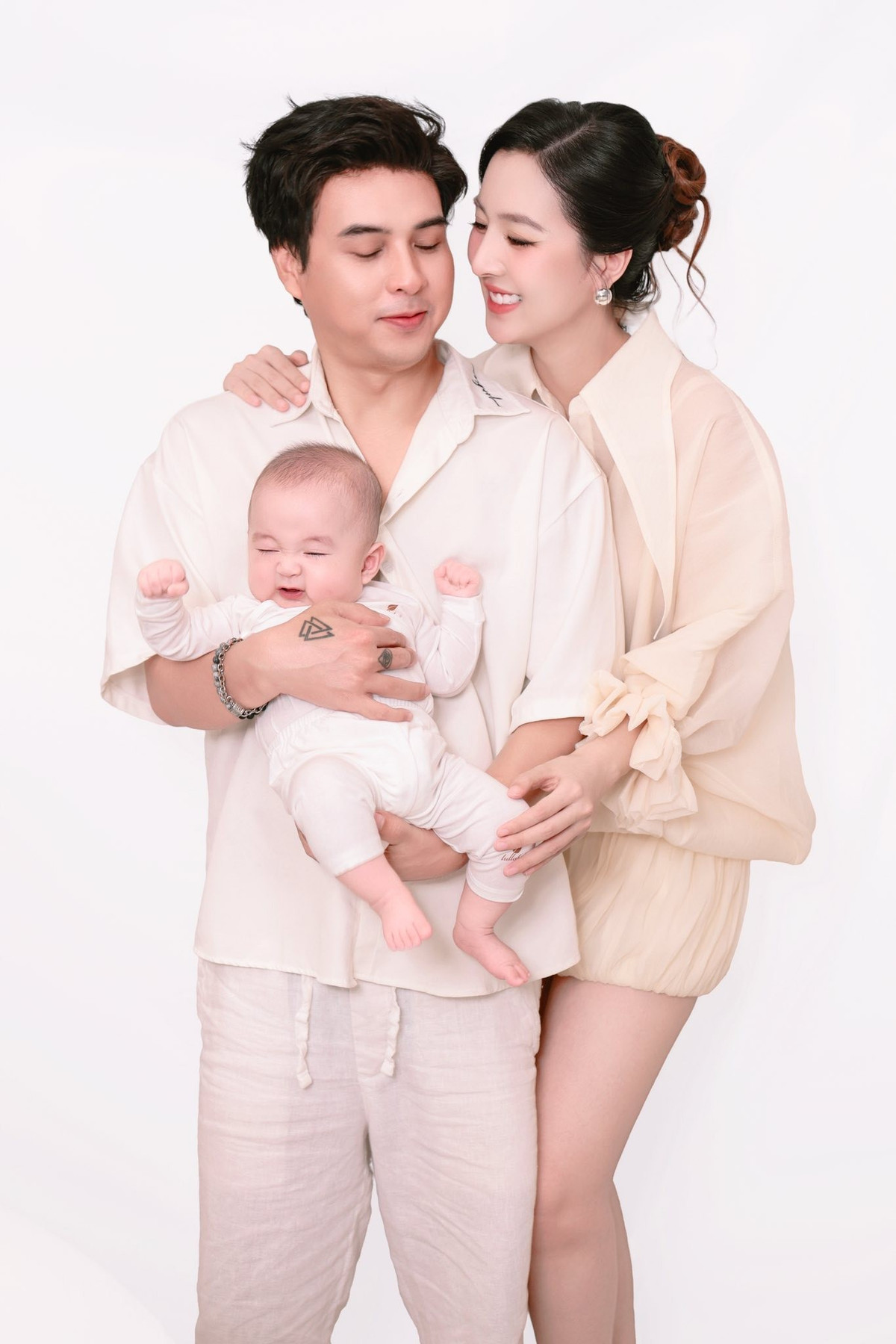 Hồ Quang Hiếu - Tuệ Như được gia đình hai bên hỗ trợ chăm sóc quý tử. Ảnh: FB Tuệ Như.