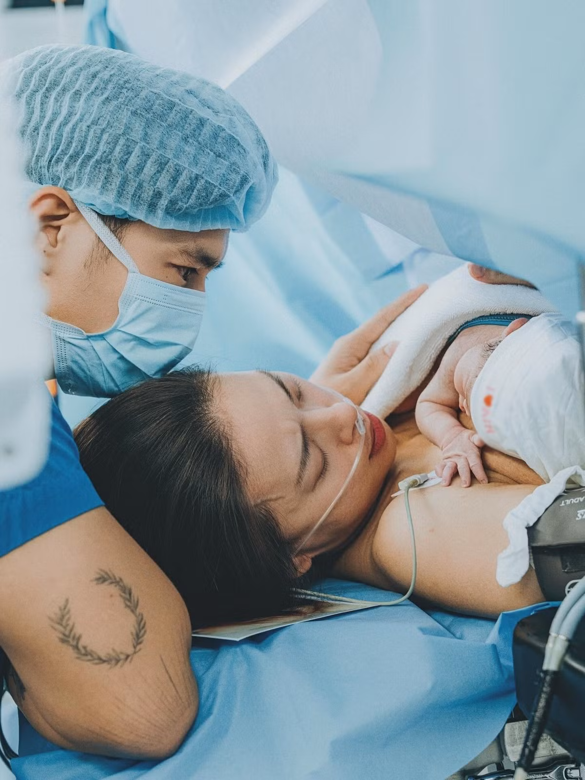 Ngô Thanh Vân sinh con đầu lòng ở tuổi 46. Nữ diễn viên chia sẻ, cô mang bầu bằng phương pháp thụ tinh ống nghiệm (IVF). Ảnh: FB Huy Trần.