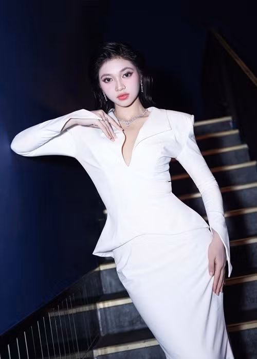 Người đẹp được khen ngợi thăng hạng nhan sắc, thần thái ngày càng tự tin mỗi lần xuất hiện. Ảnh: FB Minh Kiên.