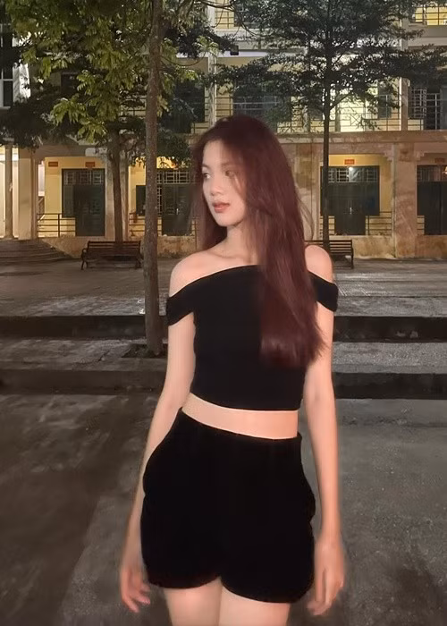 Theo Tiền Phong, Minh Thu cao 1m75, có số đo ba vòng 73-60-92 cm. Ảnh: FB Minh Thu.