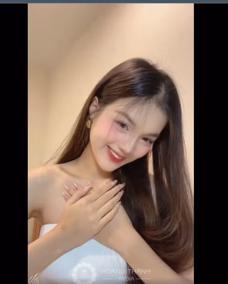 Nhan sắc ngọt ngào của Minh Thu khi bắt trend nụ cười nháy mắt “đốn tim” người xem. Ảnh: Fanpage Hoa hậu Việt Nam.