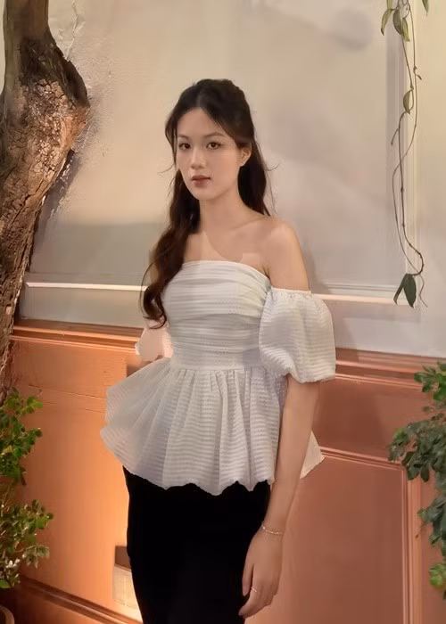 Bố của nàng hoa khôi cho biết: “Minh Thu từ nhỏ đã ham học, học bất kể ngày đêm nên kết quả cũng rất khả quan, 3 năm học chuyên toán, Trường chuyên Nguyễn Tất Thành con gái của mình đều đạt loại giỏi. Mặc dù gia đình sinh sống ở vùng đất Tây Nguyên, Nhưng Minh Thu quyết định chọn Hà Nội là điểm đến học tập của mình”.