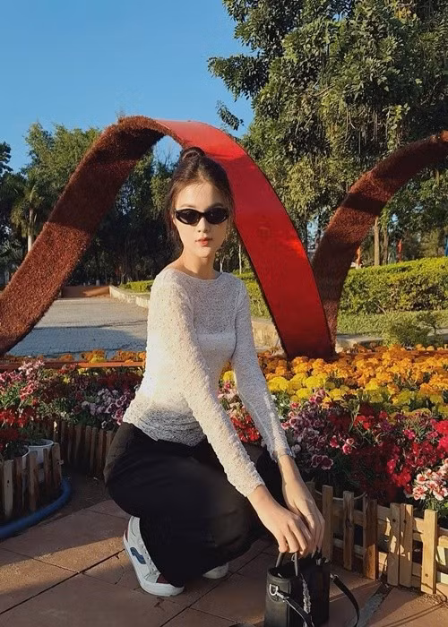 Người đẹp sinh năm 2005 là Hoa khôi Đại học Thương mại 2024. Ảnh: FB Minh Thu.