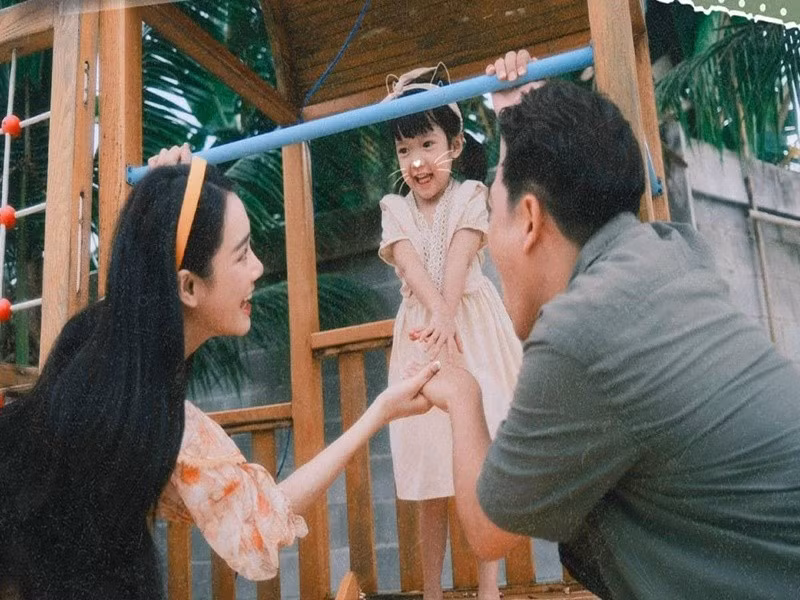 Theo Gia Đình Việt Nam, Trường Giang từng chia sẻ về định hướng nghề nghiệp của con gái. "Ngày xưa tôi cực khổ nhiều, sau này tôi sẽ cho con học cái gì cũng được miễn học tốt là được, làm nghề gì cũng được sống đàng hoàng là được", nam diễn viên nói. Ảnh: FB Nhã Phương.