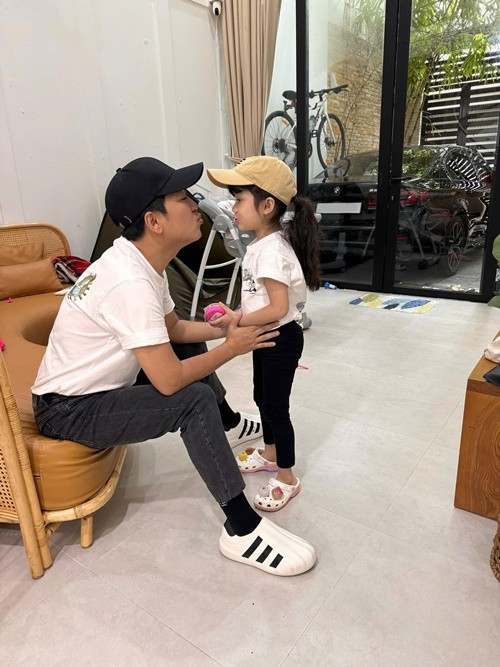 Theo Saostar, Trường Giang cho biết, anh thương con gái chứ không chiều hư. "Bé rất nghe lời tôi, sợ tôi", nam diễn viên tiết lộ. Ảnh: FB Nhã Phương.