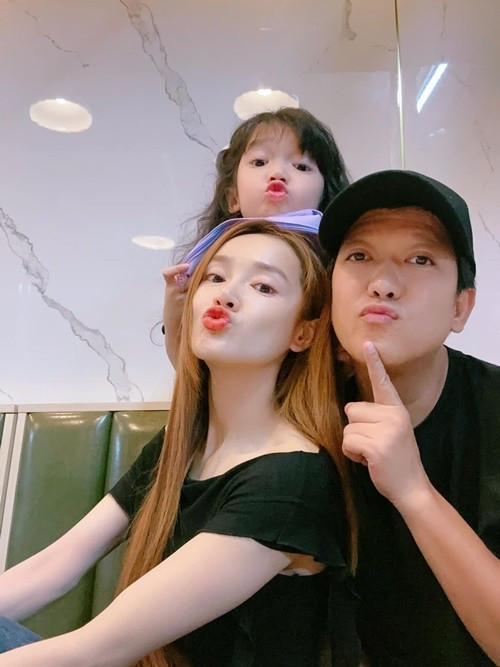 Nam diễn viên không để lại tài sản cho con. "Tài sản con phải tự kiếm, ba mẹ không cho con. Tôi nói thẳng như vậy", Trường Giang cho biết. Ảnh: FB Nhã Phương.