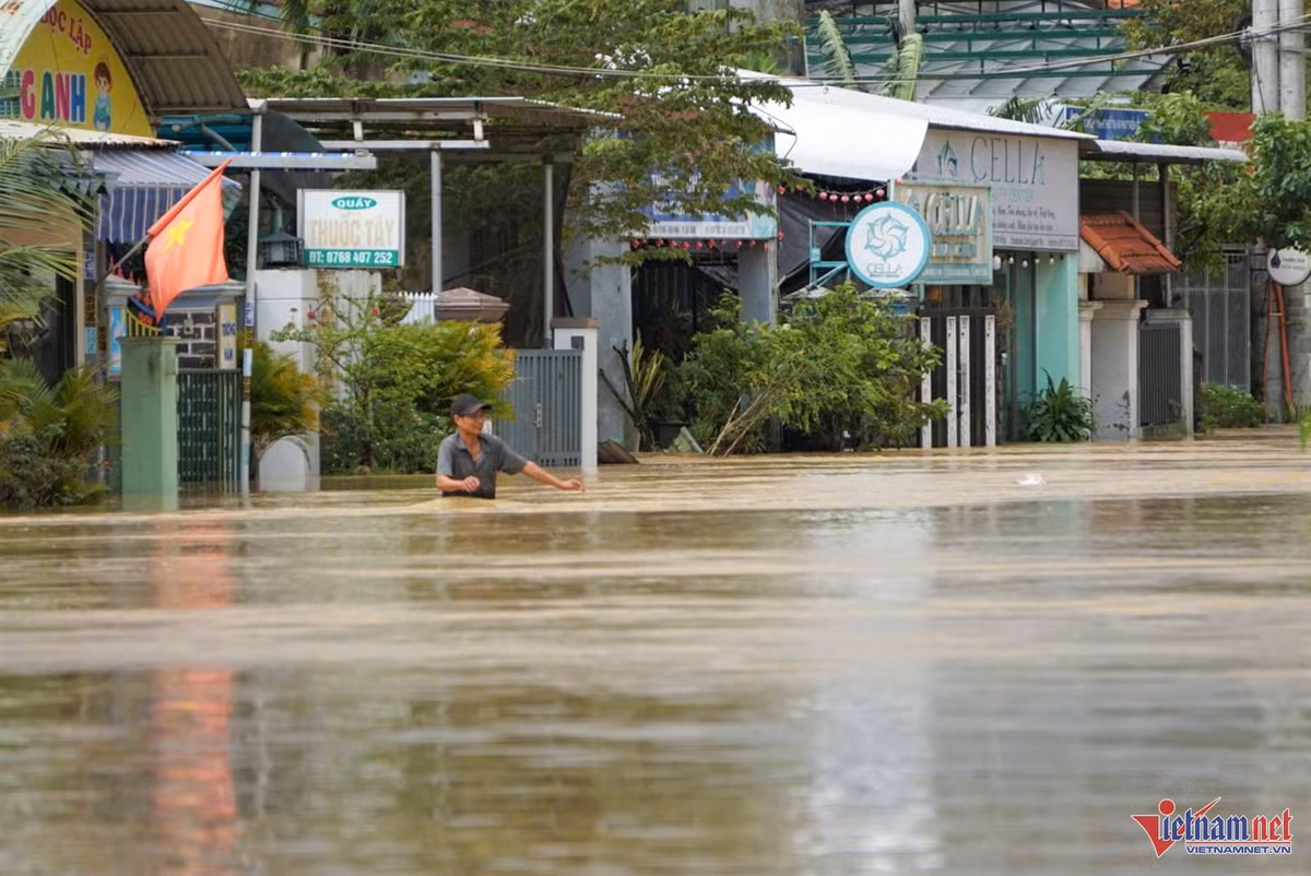 Người dân liều mình lội nước cao ngang ngực để cố gắng về nhà.