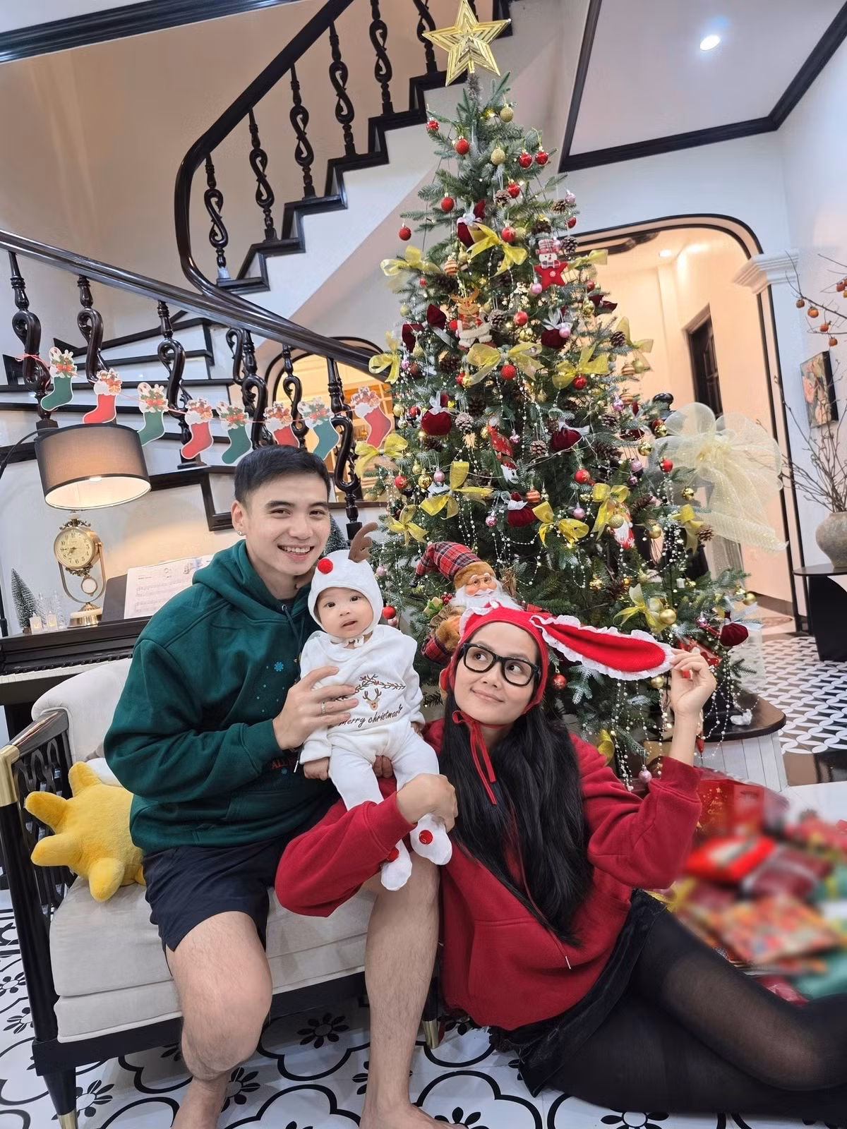 Chia sẻ về hành trình làm mẹ, H’Hen Niê viết: “Từ lúc mang thai đến thời điểm hiện tại, Hen mến thương và cảm ơn những lời chúc tốt đẹp mà mọi người đã dành cho Hen và gia đình nhỏ. Được làm mẹ, được có thêm một nỗi lo mỗi ngày khiến cuộc sống của Hen trở nên ý nghĩa hơn. Hen luôn cảm thấy hạnh phúc, biết ơn những gì mình đang có và trân trọng tình cảm mà khán giả đã dành cho Hen".