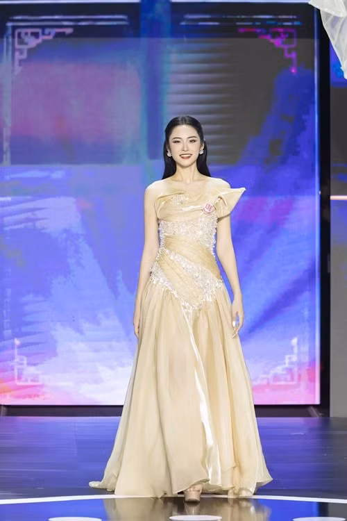 Tính đến 10h ngày 9/6/2025, Nguyễn Thị Vân Nhi đang dẫn đầu cuộc đua Người đẹp được khán giả bình chọn nhiều nhất ở Hoa hậu Việt Nam 2024. Không ít khán giả yêu thích Vân Nhi bởi cô sở hữu nhan sắc ngọt ngào, hao hao Hoa hậu Lương Thùy Linh. Vân Nhi hiện tại cao 1m74, có số đo ba vòng 82 -63-95cm. Ảnh: Hoa hậu Việt Nam.