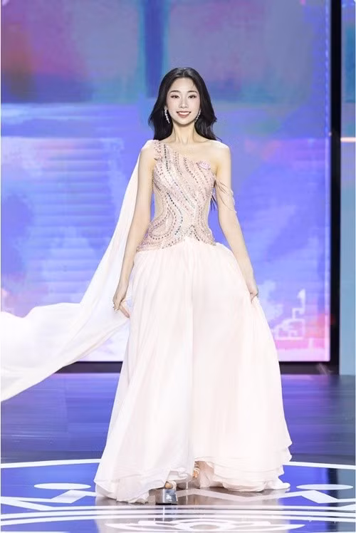 Vị trí thứ 3 trong cuộc đua Người đẹp được khán giả bình chọn nhiều nhất đang thuộc về Phạm Thùy Dương. Cô gái 22 tuổi có chiều cao 1m71, có số đo ba vòng 79- 59-93cm. Ảnh: Hoa hậu Việt Nam.