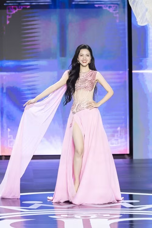 Nguyễn Hoàng Mỹ Vân biết tiếng Anh, tiếng Trung, đàn hát, làm MC, diễn viên trước khi thi Hoa hậu Việt Nam 2024. Hiện tại, cô tạm xếp thứ 5 trong cuộc đua Người đẹp được khán giả bình chọn nhiều nhất. Ảnh: Hoa hậu Việt Nam.