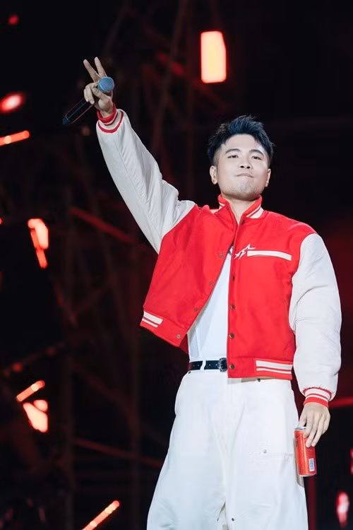 Theo Vietnamnet, Phúc Du bắt đầu được khán giả quan tâm khi kết hợp với ca sĩ Bích Phương trong một số dự án, trong đó có MV Từ chối nhẹ nhàng thôi có 85 triệu lượt xem trên Youtube.