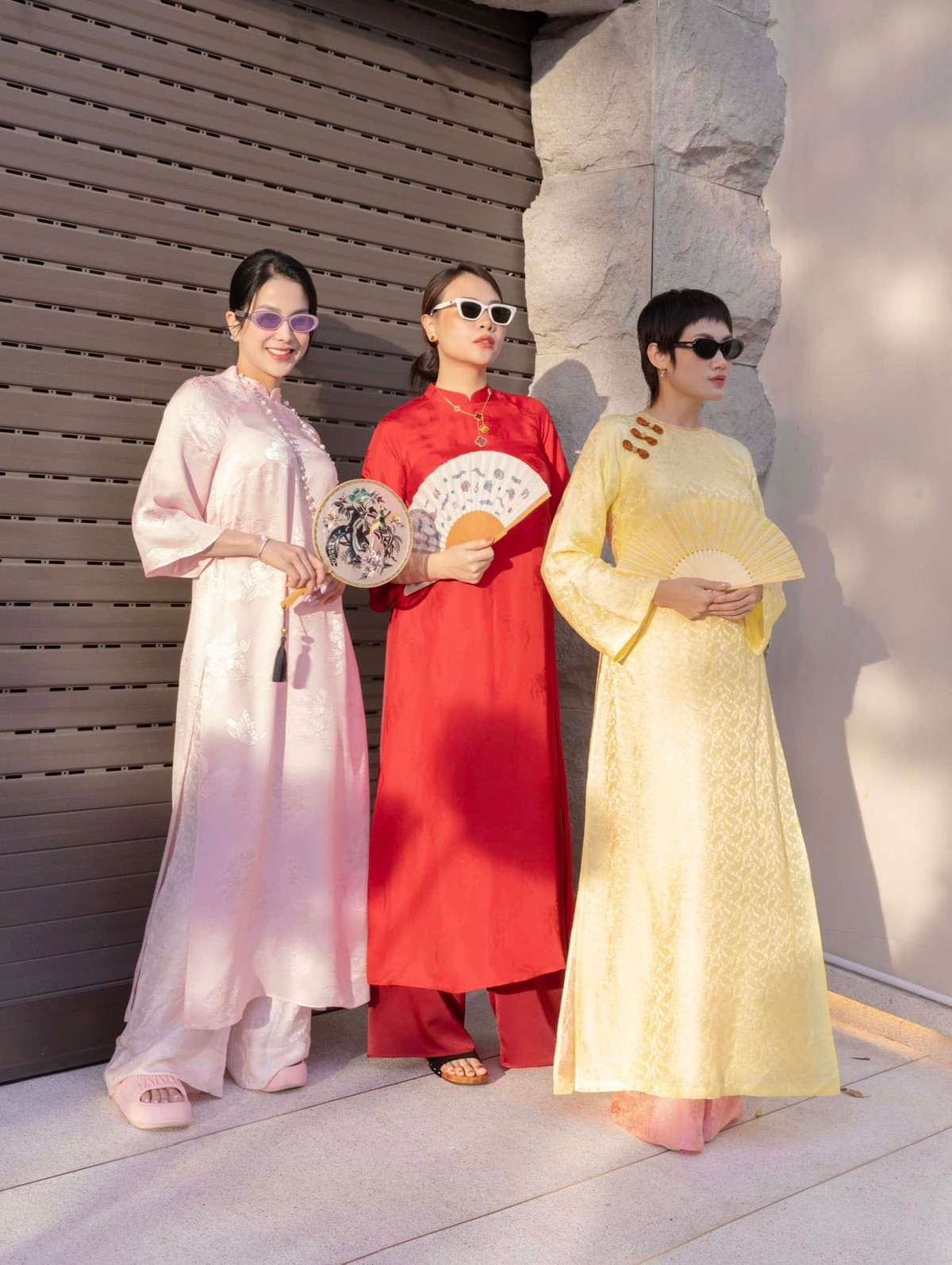 Đàm Thu Trang hiện tại vẫn giữ mối quan hệ thân thiết với stylist Pông Chuẩn và nữ người mẫu Diệp Lâm Anh (ngoài cùng bên trái).