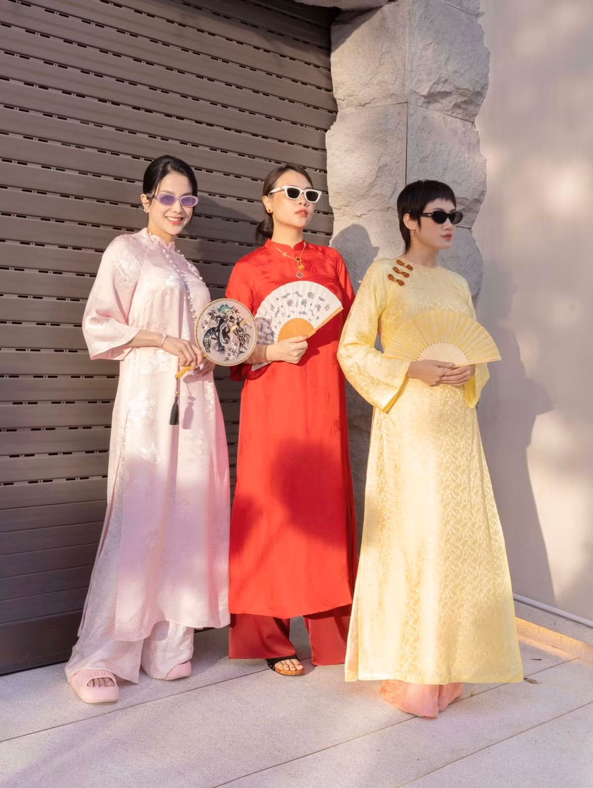 Đàm Thu Trang hiện tại vẫn giữ mối quan hệ thân thiết với stylist Pông Chuẩn và nữ người mẫu Diệp Lâm Anh (ngoài cùng bên trái).