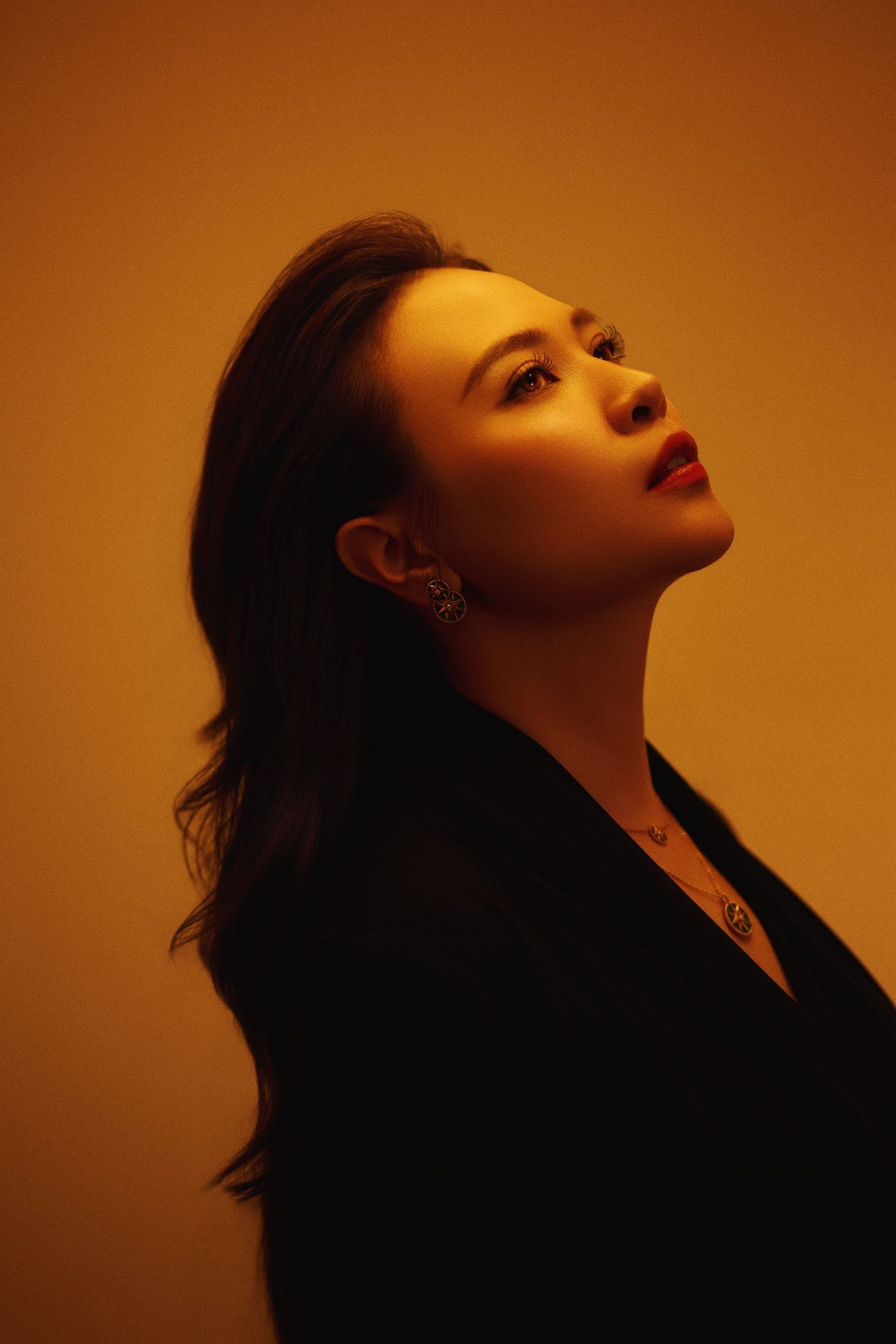 Ở Đàm Thu Trang toát lên phong cách của một nữ tổng tài. Cô ưu tiên trang phục tối giản, chất liệu cao cấp và gam màu trung tính, thể hiện vẻ ngoài sang trọng của một nữ doanh nhân, chuẩn nàng dâu hào môn.