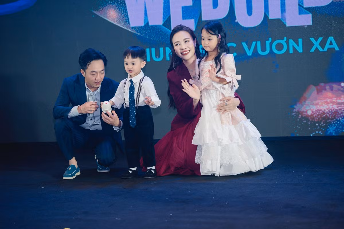 Đàm Thu Trang được doanh nhân Cường Đô La chiều chuộng, yêu thương. Không ít lần, Cường Đô La dành lời ngọt ngào cho Đàm Thu Trang. Anh từng viết: "Cảm ơn vợ yêu Đàm Thu Trang đã luôn âm thầm ủng hộ ba trong công việc và cảm ơn vợ đã lo lắng chăm sóc gia đình nhỏ của chúng ta để ba có thể yên tâm tập trung hoàn toàn vào sự nghiệp. Yêu vợ".