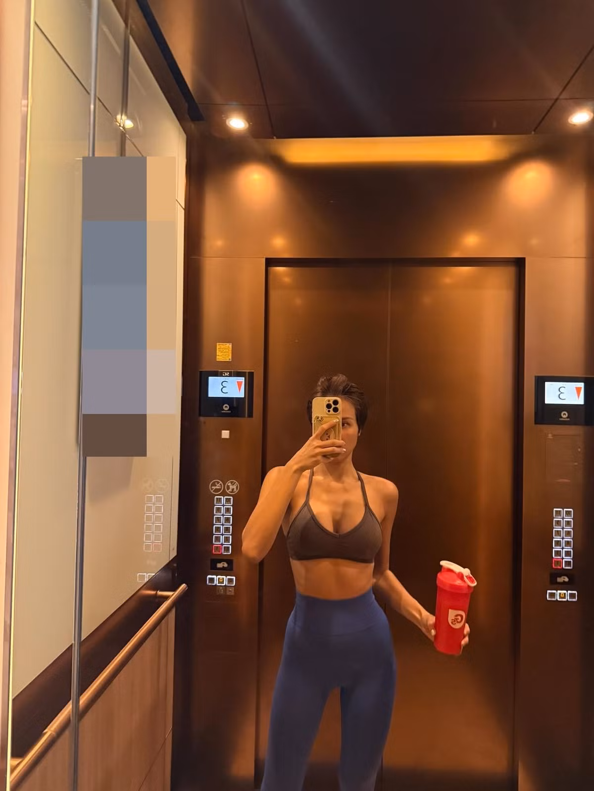 Để giữ vóc dáng săn chắc, Phương Mai tập gym, đánh golf, múa cột. Ảnh: FB Phương Mai.