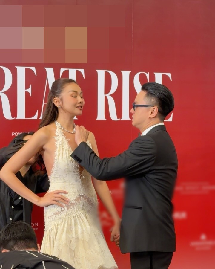 Mới đây, siêu mẫu Thanh Hằng cùng nhạc trưởng Trần Nhật Minh tham gia một sự kiện. Trên thảm đỏ, nữ người mẫu được chồng giúp chỉnh sửa phục trang.