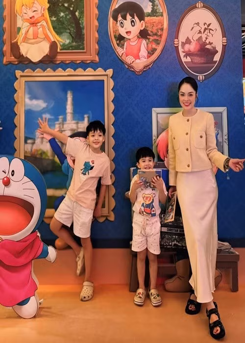 Dương Cẩm Lynh khoe hai con trai đều hiểu chuyện dù còn nhỏ: “Nghe những mong muốn của con làm cho mẹ dù có hay không mẹ cũng mừng rơi nước mắt. Cuối cùng người lo và thương yêu mẹ nhất cũng là hai chàng trai này. Hai người đàn ông trong đời muốn mua nhà tôi ở nhất là ba tôi và con tôi. Chỉ cần tụi con vậy mẹ đã thấy hạnh phúc và xứng đáng để mẹ hy sinh mọi thứ”. Ảnh: FB Dương Cẩm Lynh.