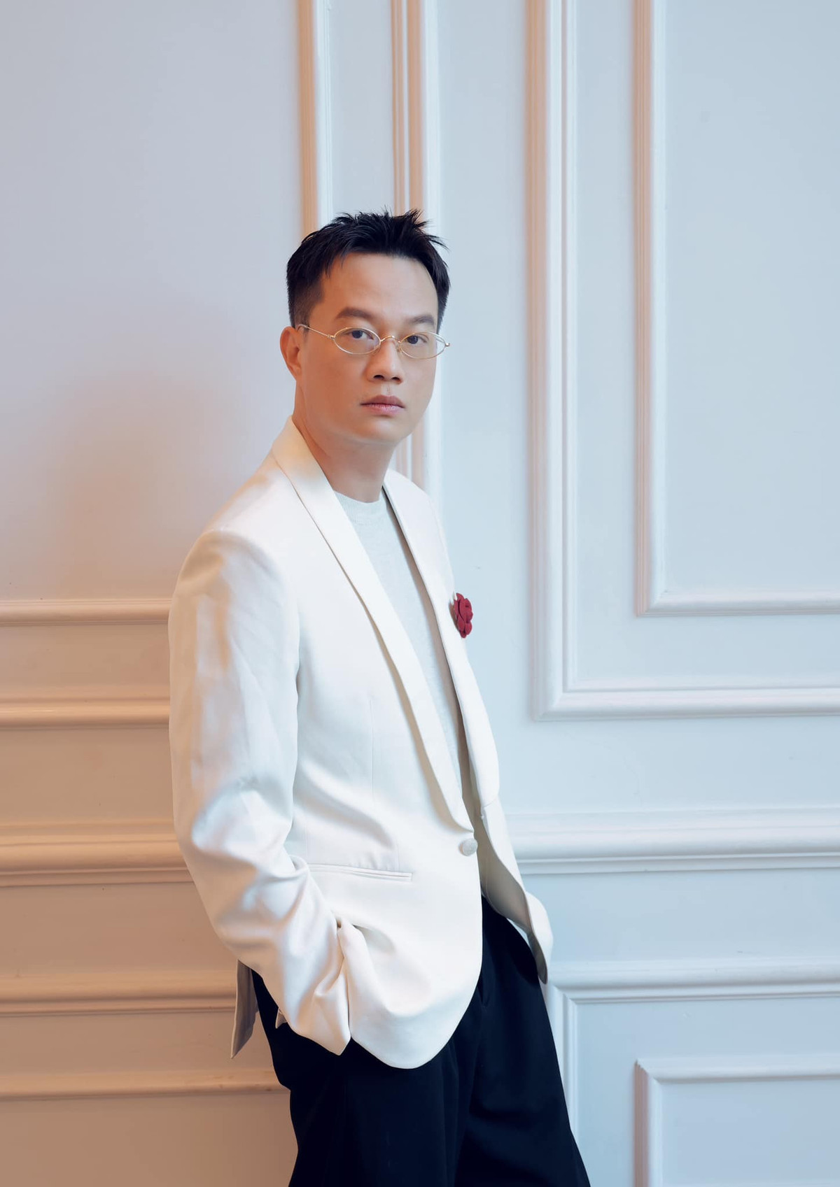 Ít ai biết Bảo Nhân từng tốt nghiệp Đại học Y Dược Huế và được giữ lại làm bác sĩ. Theo Dân Việt, bước ngoặt đến năm 2009 khi một thành viên đoàn phim "Nhìn ra biển cả" của đạo diễn Hồng Ngát tình cờ gặp anh trong một lần đi khám bệnh và mời thử vai. Sau đó, anh được chọn vào vai thứ chính. Ảnh: FB Bảo Nhân.