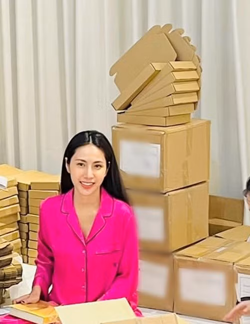 Vài năm trở lại đây, Thủy Tiên hiếm khi đi hát, tham gia sự kiện giải trí. Ảnh: FB Thủy Tiên.