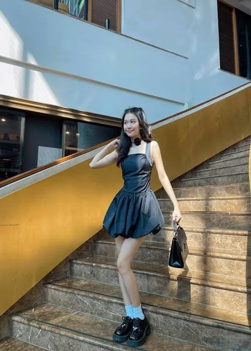 "Chơi với nhau cũng hơn 10 năm, giờ thấy bạn đứng giữa một dự án điện ảnh hoành tráng, tôi thấy rất xúc động và đặc biệt là siêu tự hào", Phương Duyên chia sẻ khi đến chúc mừng Phương Mỹ Chi đóng phim Nhà gia tiên. Ảnh: Instagram Phương Duyên.