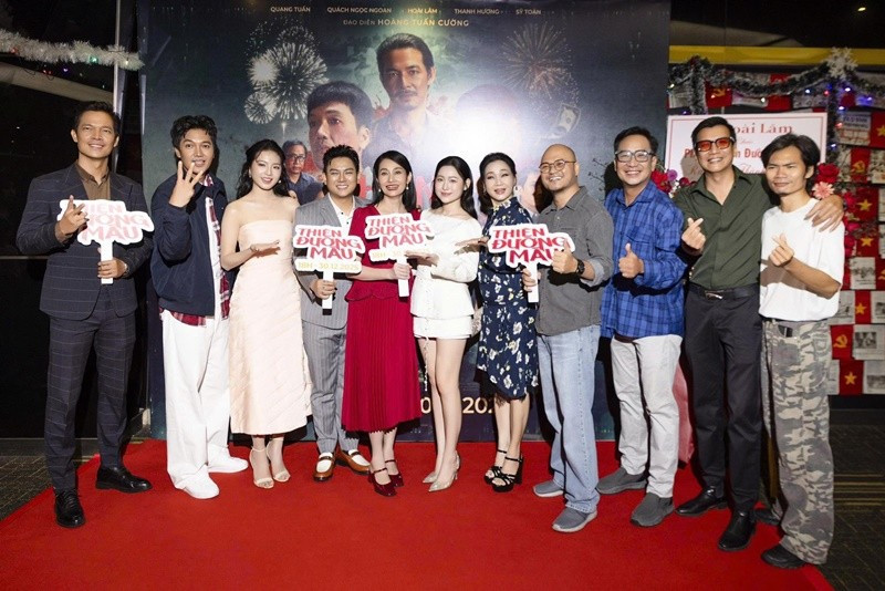 Thiên đường máu quy tụ dàn diễn viên: Quang Tuấn, Quách Ngọc Ngoan, Thanh Hương, Hoài Lâm, Sỹ Toàn, Lê Minh Thuấn, Đình Hiếu, Uy Trần, Lâm Thanh Sơn, Bích Ngọc, Hoàng Yến. Ảnh: FB Quang Tuấn.