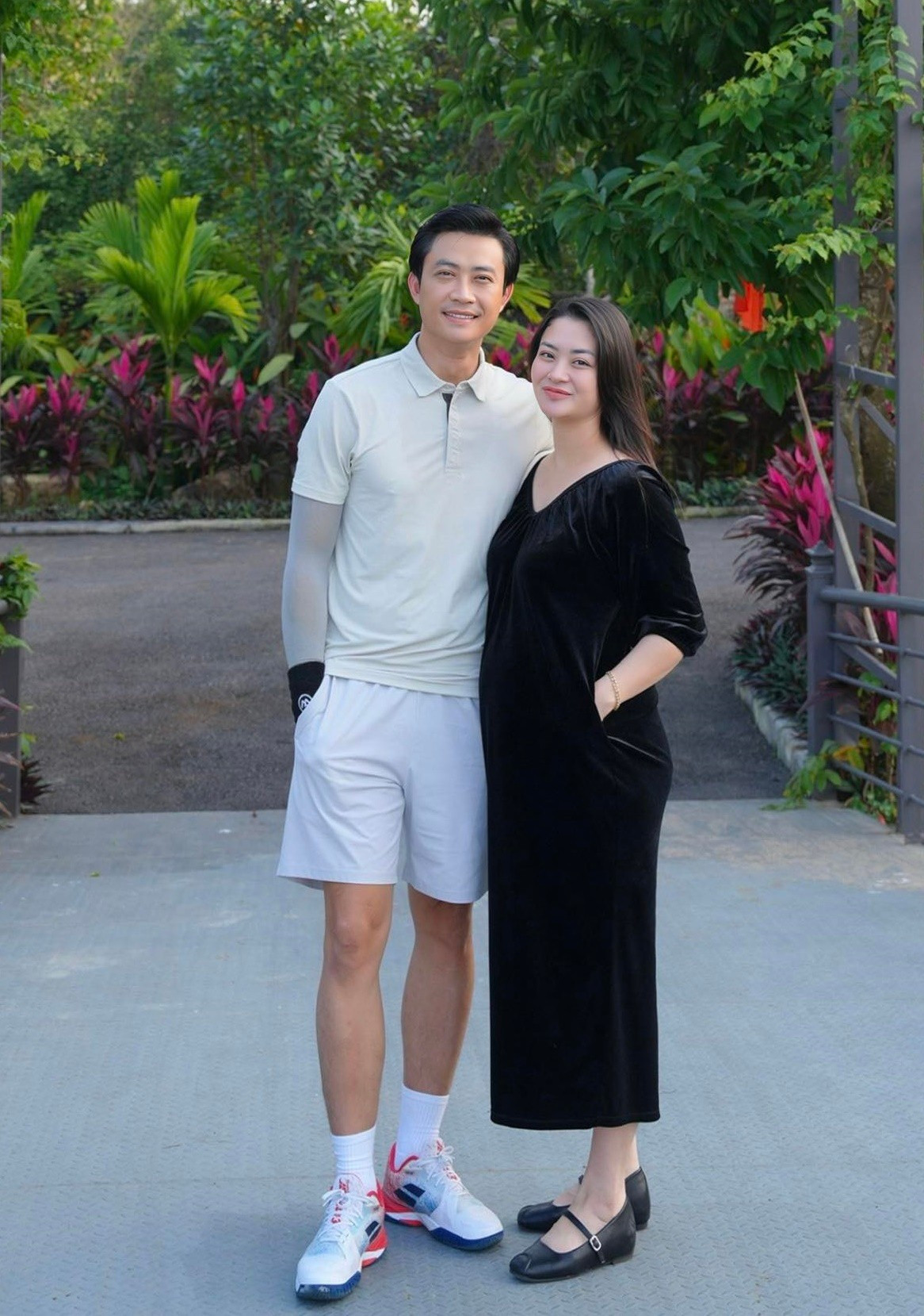 Chia sẻ trên Phụ Nữ Việt Nam, Hồng Nga cho biết cô ngày càng thấu hiểu và thương chồng khi Tiến Lộc thường xuyên đi quay vất vả ngày đêm, mưa gió. Cô chu toàn việc nhà để chồng yên tâm theo đuổi công việc. Ảnh: FB Tiến Lộc.