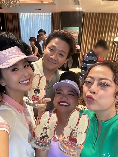 Sau khi phim “Thỏ ơi” ra rạp, dàn diễn viên lần lượt chia sẻ loạt ảnh hậu trường, hé lộ không khí nhộn nhịp phía sau ống kính. Trên trang cá nhân, Quỳnh Anh Shyn (ngoài cùng bên trái) đăng tải khoảnh khắc chụp cùng đạo diễn Trấn Thành và các bạn diễn, cho thấy sự gắn kết của ê-kíp. Ảnh: Instagram Quỳnh Anh Shyn.