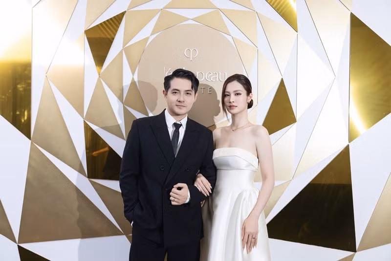 Đông Nhi luôn dành cho lời ngọt ngào cho Ông Cao Thắng. Tháng 11/2024, cô nhắn nhủ chồng: "Tròn 5 năm được gọi nhau là vợ chồng, được thấu hiểu, được thông cảm và sẻ chia. Yêu chồng". Nữ ca sĩ còn khoe, Ông Cao Thắng giỏi nịnh vợ, giỏi mát xa và giỏi chia sẻ. Ảnh: FB Đông Nhi.